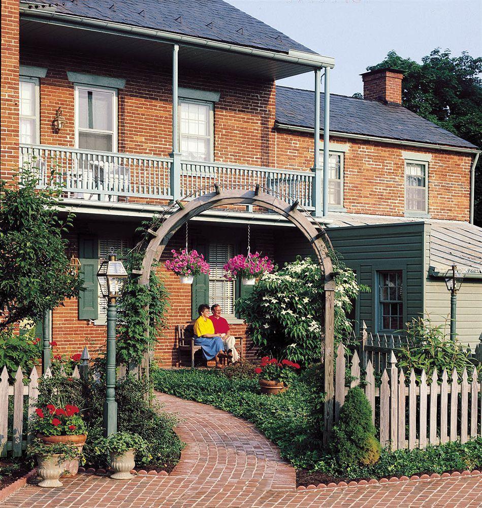 Bird-In-Hand Village Inn & Suites Exterior photo