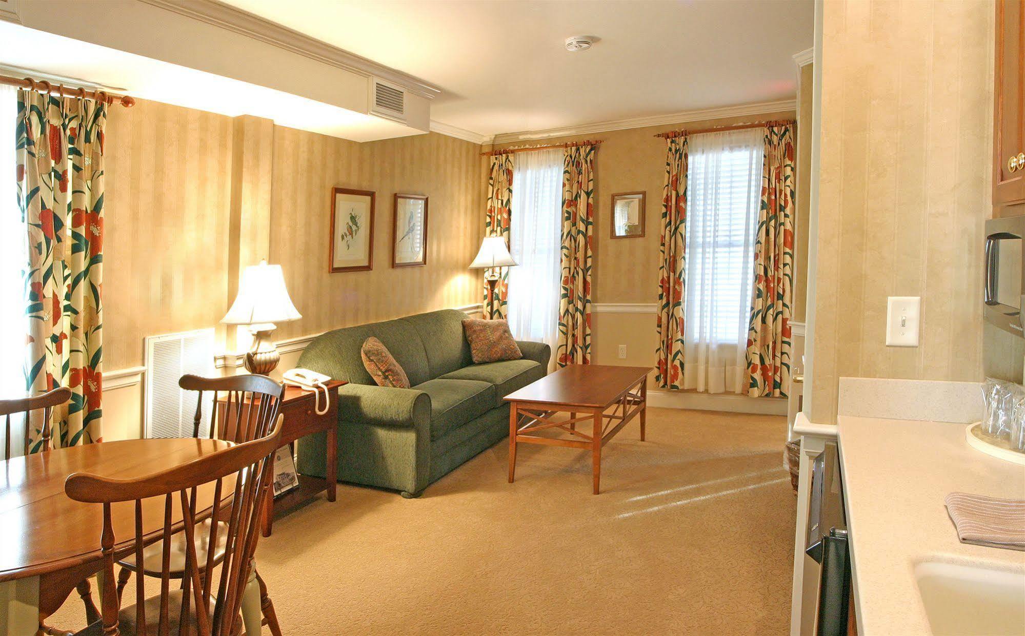Bird-In-Hand Village Inn & Suites Exterior photo