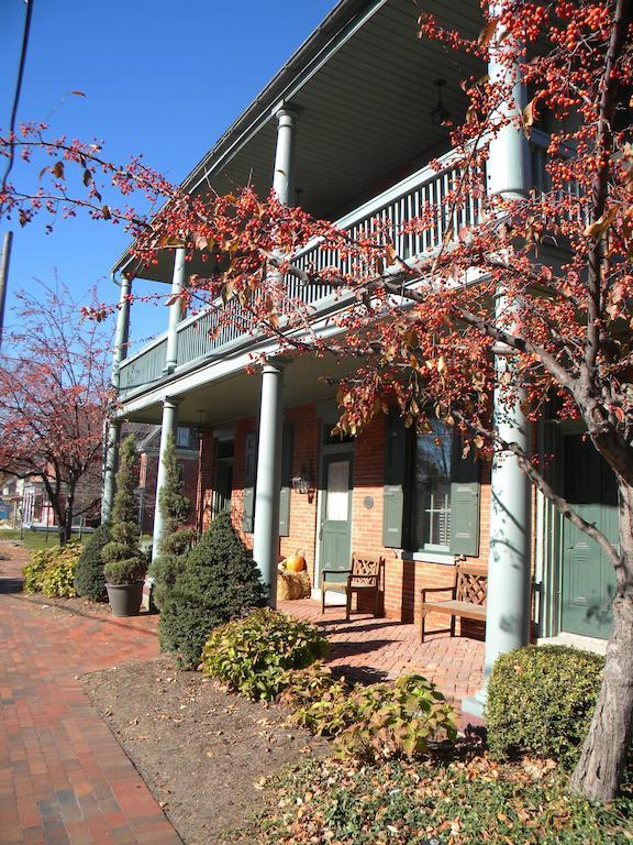 Bird-In-Hand Village Inn & Suites Exterior photo