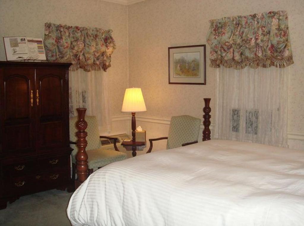 Bird-In-Hand Village Inn & Suites Exterior photo